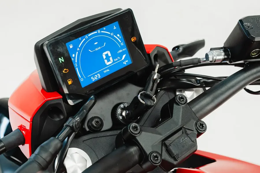 Disponível nas cores vermelho, branco e preto, a Shineray 250F Flash 2025 foi projetada para atender desde motociclistas iniciantes até os mais experientes que buscam desempenho prático.